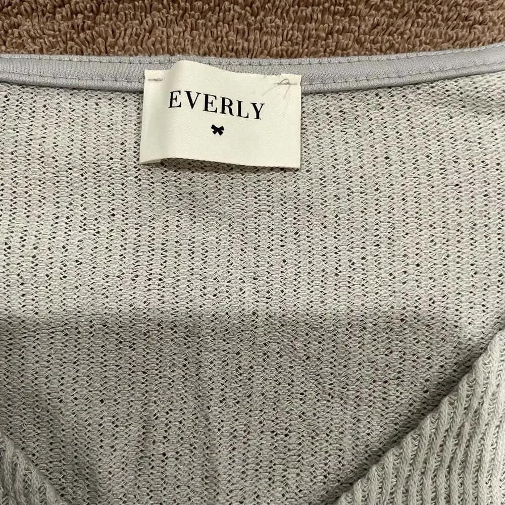 Everly Gray Ribbed V-Neck Short Sleeve Knot Front Top Size M